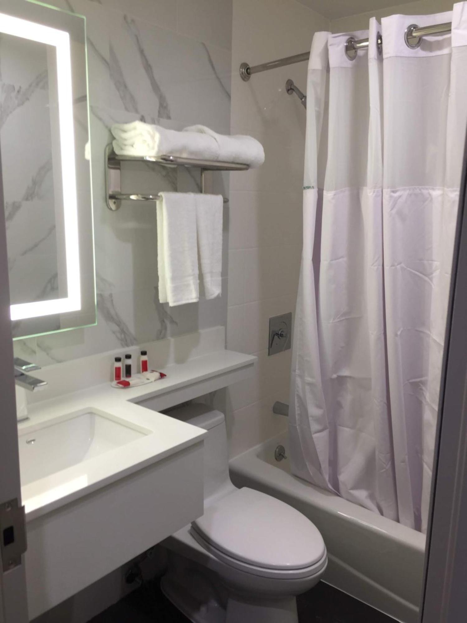Voyage Hotel New York Bagian luar foto