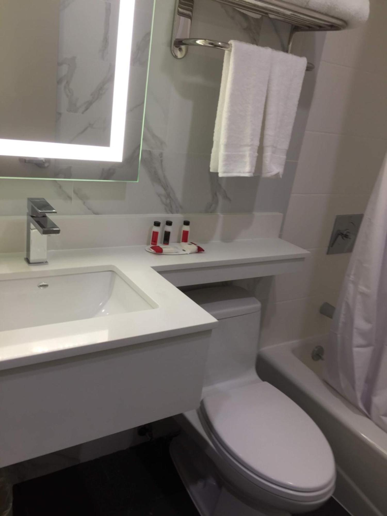 Voyage Hotel New York Bagian luar foto
